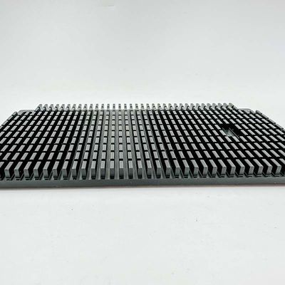Hoge Precisie CNC die de Machtsversterker Heatsink machinaal bewerken van het Delen Zwarte Ingelaste Aluminium